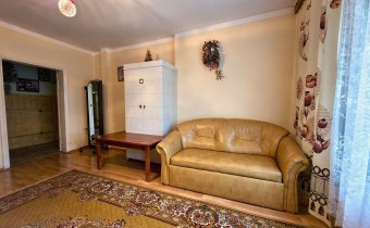 Salon z kominkiem - lokal nr 2, piętro, dom Kraple