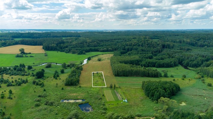 Szeroki kadr działki budowlanej Smolajny otoczenie