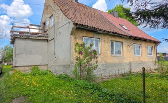Elewacja – stan obecny – połowa domu do  remontu M