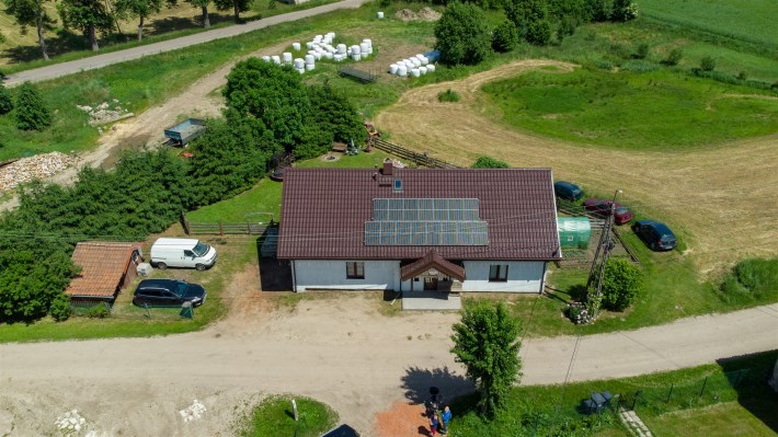 Dom na sprzedaż Orzechowo – widok z drona, panele 
