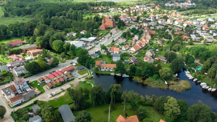 Miłomłyn z lotu ptaka – centrum miasta, kościół i 