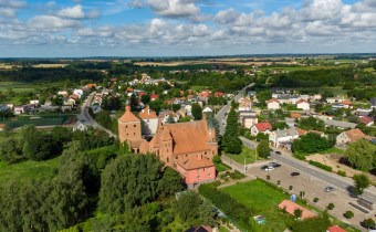 Centrum Miłomłyna z lotu ptaka – kościół i zabudow