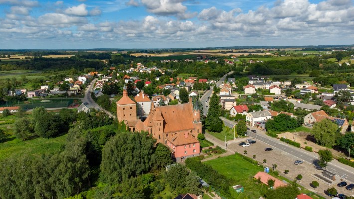 Centrum Miłomłyna z lotu ptaka – kościół i zabudow