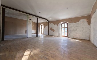 Przestronna sala z naturalnym światłem – wnętrze n