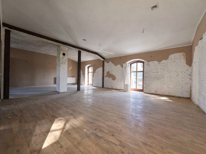 Przestronna sala z naturalnym światłem – wnętrze n