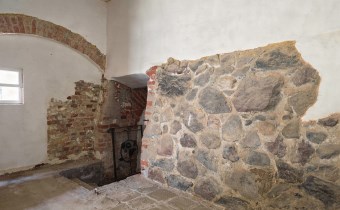 Autentyczna kamienna ściana i ceglany łuk – wnętrz