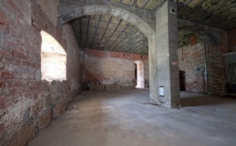 Wnętrze budynku w trakcie remontu – nieruchomość k