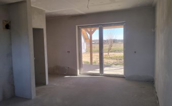 Wnętrze salonu domu w Bartach – stan deweloperski,