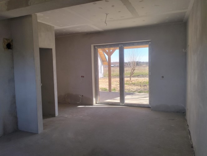 Wnętrze salonu domu w Bartach – stan deweloperski,