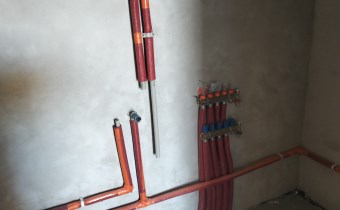Instalacja ogrzewania podłogowego – rozdzielacz i 