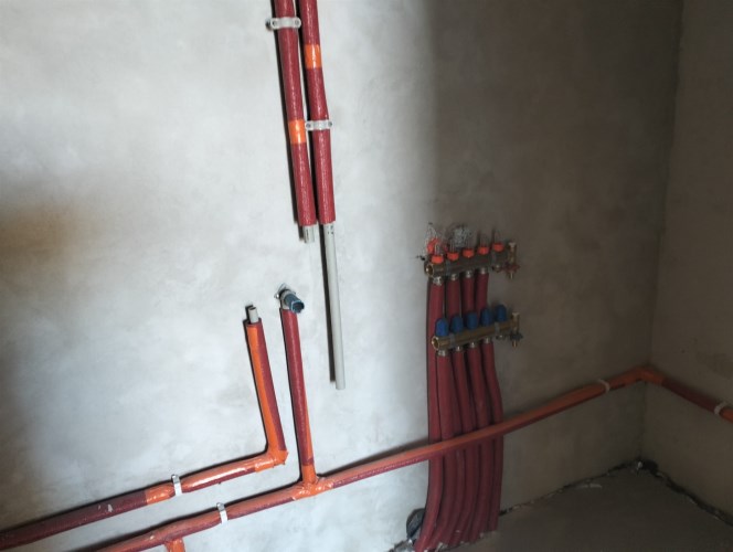 Instalacja ogrzewania podłogowego – rozdzielacz i 