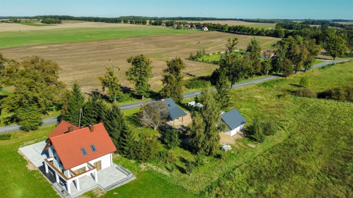 Dom wolnostojący z garażem 50 m2 na działce 1848 m