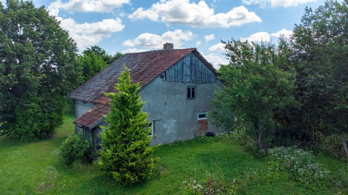 Szczytowa ściana domu w Sówkach pokazująca stan do