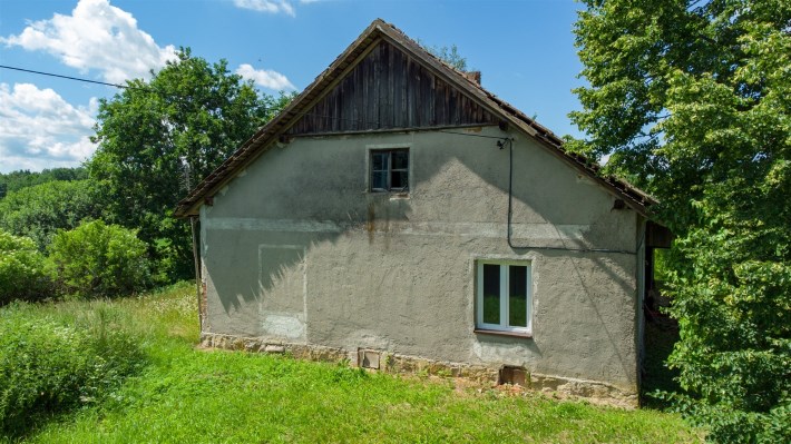 Druga ściana szczytowa domu – widoczna instalacja 