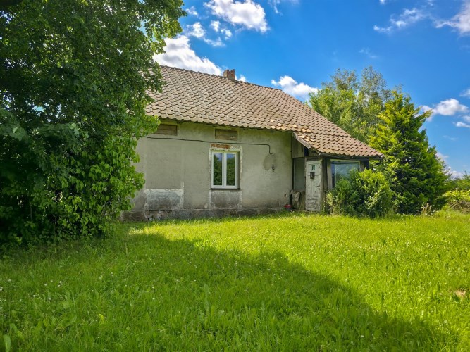 Wejście do domu w Sówkach z tabliczką numeru poses