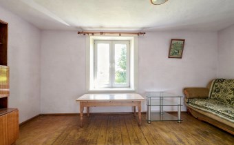 Jasny pokój ze stołem i kanapą, oryginalna drewnia