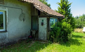 Drzwi wejściowe do domu w Sówkach z tabliczką nume