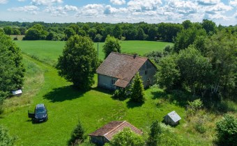 Widok z lotu ptaka na całą posesję w Sówkach – dom