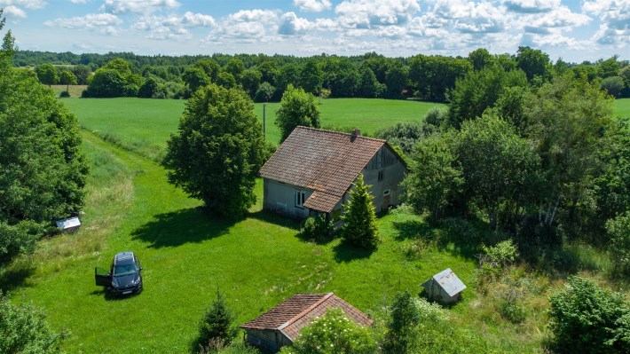 Widok z lotu ptaka na całą posesję w Sówkach – dom