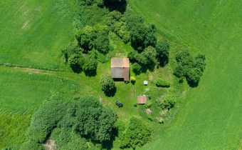 Zdjęcie z drona z góry – układ domu i zabudowań go