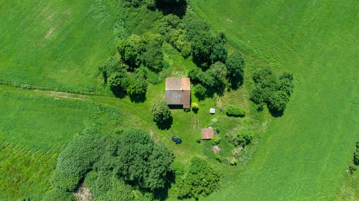 Zdjęcie z drona z góry – układ domu i zabudowań go
