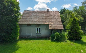 Elewacja frontowa murowanego domu do remontu w Sów
