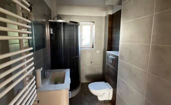 Wykończona łazienka z kabiną prysznicową, mieszkan