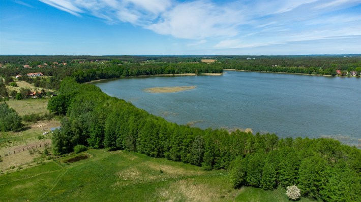 Jezioro Gil i miejscowość Ruś – widok z drona nad 