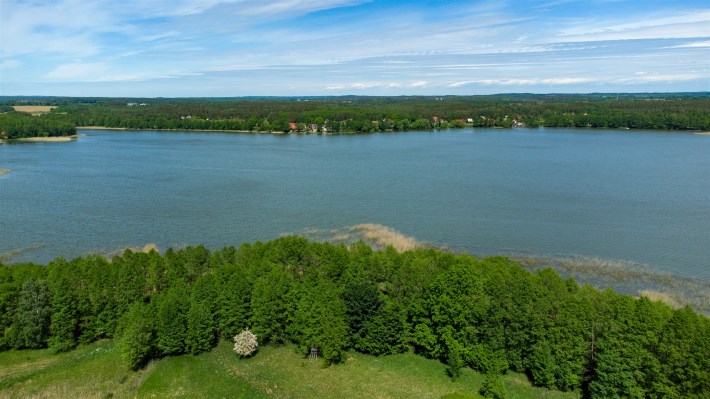 Jezioro Gil – widok z drona nad taflą wody, strefa
