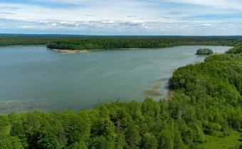 Jezioro Gil – naturalne brzegi, strefa ciszy, brak