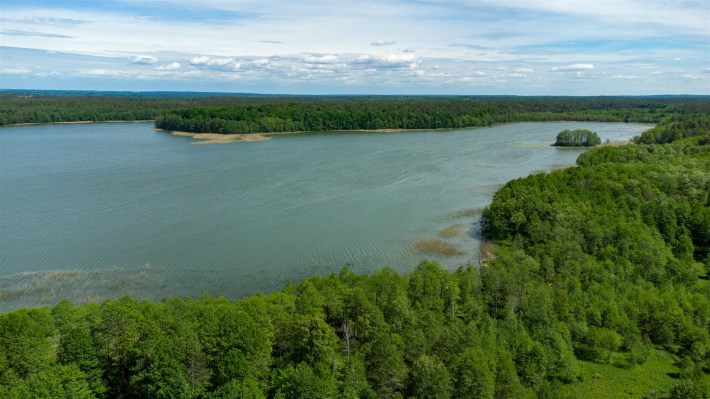 Jezioro Gil – naturalne brzegi, strefa ciszy, brak