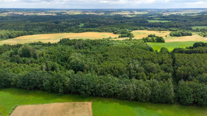 Rozległe pola uprawne otaczające działkę rolną w N