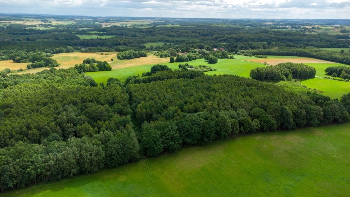 Zabudowania gospodarskie w pobliżu działki z warun