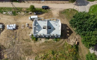 Widok z góry na strop domu bliźniaczego w Ługwałdz