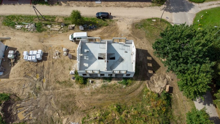 Widok z góry na strop domu bliźniaczego w Ługwałdz