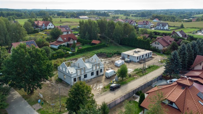 Ogólny widok z lotu ptaka na dom w budowie w Ługwa