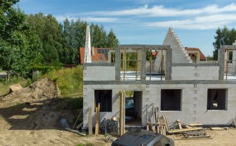 Zbliżenie na ścianę domu w budowie w Ługwałdzie – 