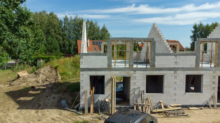 Zbliżenie na ścianę domu w budowie w Ługwałdzie – 