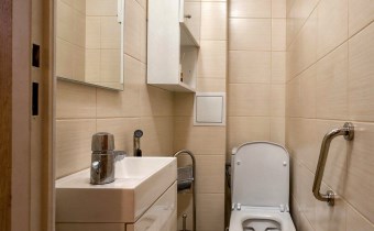 Osobne WC z poręczą w mieszkaniu dla seniora do wy