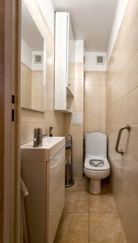 Osobne WC z poręczą w mieszkaniu dla seniora do wy
