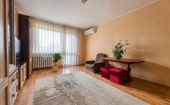 Jasny salon z klimatyzatorem i dużym oknem, mieszk