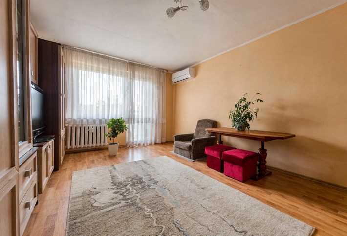 Jasny salon z klimatyzatorem i dużym oknem, mieszk