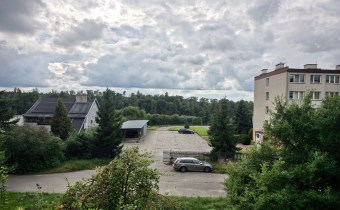 Widok z okna mieszkania na parking pod blokiem, zi