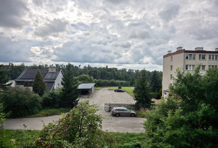 Widok z okna mieszkania na parking pod blokiem, zi
