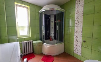 Łazienka z pralką w domu w Tułodziadzie