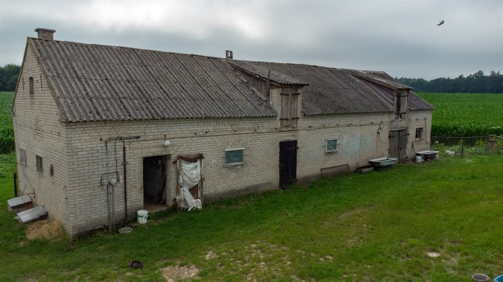 Większy budynek gospodarczy 130 m² na działce w Tu