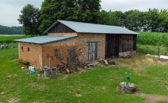 Zabudowania gospodarcze i studnia na posesji w Tuł