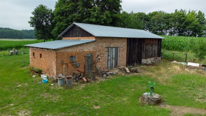 Zabudowania gospodarcze i studnia na posesji w Tuł