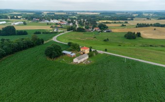 Widok z lotu ptaka na dom i zabudowania gospodarcz