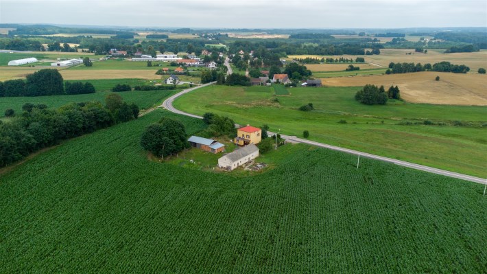 Widok z lotu ptaka na dom i zabudowania gospodarcz
